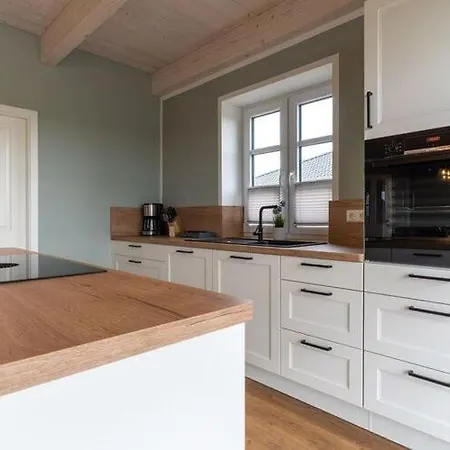 Semi-detached House Ideal For Families בית נופש