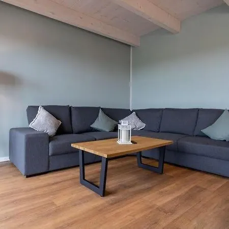 Semi-detached House Ideal For Families בית נופש