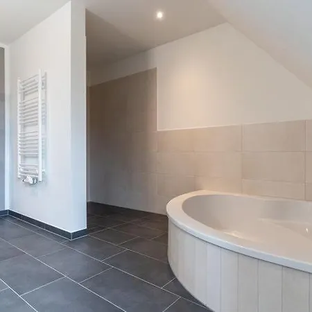 Semi-detached House Ideal For Families בית נופש *